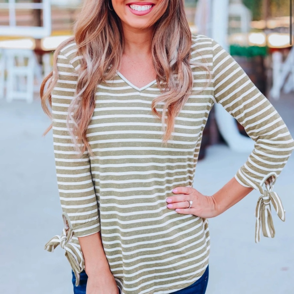 Elbow Length Green and White Striped Top 💚 Size Medium NWT